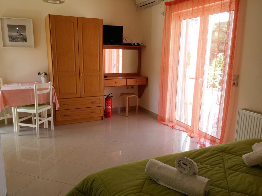 Villa Muses Poros Town Room photo